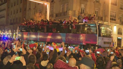 El autobús del Casademont Zaragoza ha llegado a una plaza de España abarrotada.