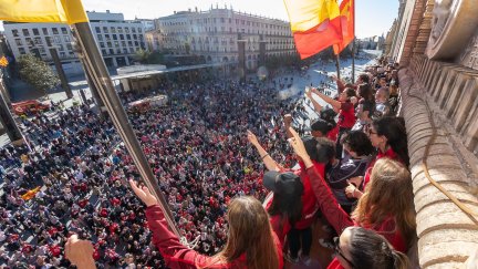 Las jugadoras saludan a la afición desde el balcón del Ayuntamiento. / Ayuntamiento de Zaragoza