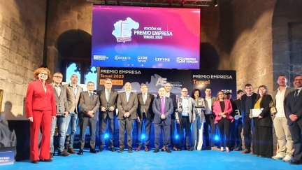Foto de familia de los ganadores del premio Empresa Teruel, en el castillo de Valderrobres. / Gobierno de Aragón