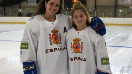 Las internacionales de CH Jaca con su selección. Foto: Club Hielo Jaca