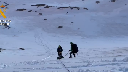Agentes del Greim evacúan al herido. / Guardia Civil
