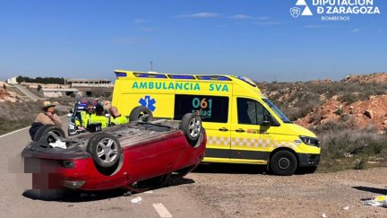 El turismo ha quedado volcado sobre la calzada. / Diputación de Zaragoza