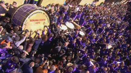 Multitud de personas tocan tambores en la Plaza de España de Calanda, en 2022, en Calanda, Teruel. / Europa Press