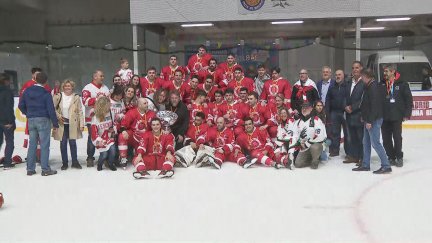 Los jugadores del CH Jaca posan con la Copa del Rey.