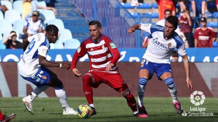 Gueye y Zapater pugnan por un balón ante el Granada. Foto: LaLiga