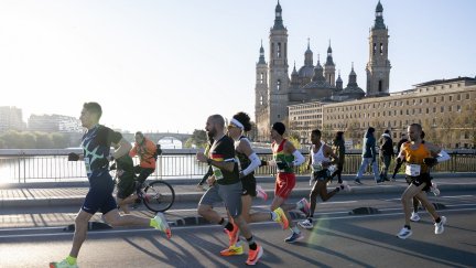 Maratonianos atraviesan el Puente de Santiago.
