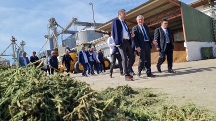 El consejero Olona en su visita al secadero Cereales Santiago, en Grañén (Huesca). / Gobierno de Aragón
