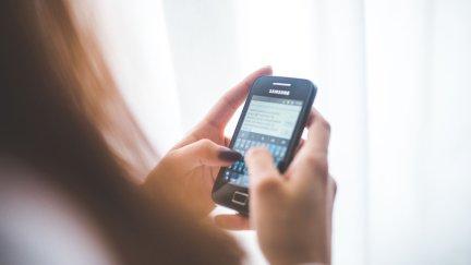 Las redes sociales imitan el lenguaje oral, lo que dificulta una escritura correcta. / Canva