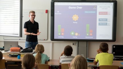 Los profesores aragoneses cobran 2.400 euros menos al año que los navarros. / Canva