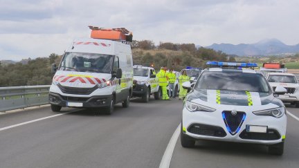 Asistencia sanitaria y Guardia Civil en el lugar del siniestro.