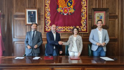 Firma del convenio de la nueva campaña de apoyo al comercio local de Teruel. / Ayuntamiento de Teruel.