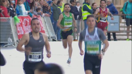 Miles de corredores han tomado este domingo las calles de Zaragoza.