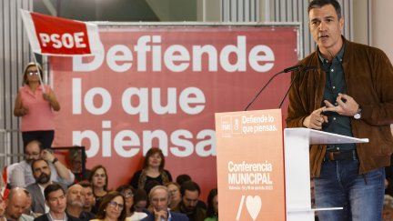 El secretario general del PSOE y presidente del Gobierno, Pedro Sánchez, este domingo en Valencia. / Efe