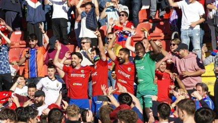 Los jugadores del CD Teruel celebraron con su afición la victoria sobre el Valencia Mestalla.