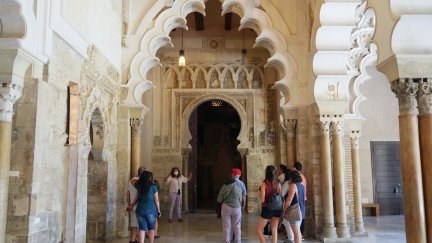 Visita guiada en el palacio de la Aljafería. / Europa Press