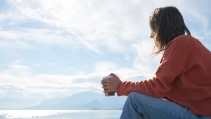 Cuatro de cada diez personas con soledad no deseada en España son menores de 34 años. / Canva