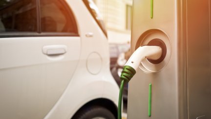 Vehículo eléctrico realizando una carga. / Canva