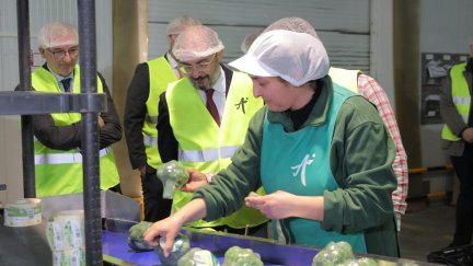 Javier Lambán durante su visita a la fábrica de Actiture.
