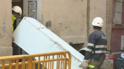 Los operarios sacan algunos objetos de los vecinos desalojados. / Aquí y Ahora.