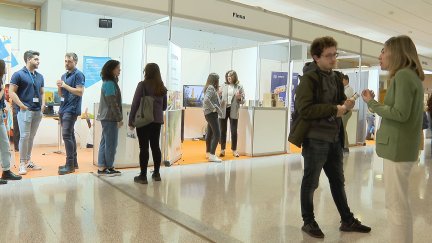 Universitarios recorren el expoTALENT, en el Campus Río Ebro.