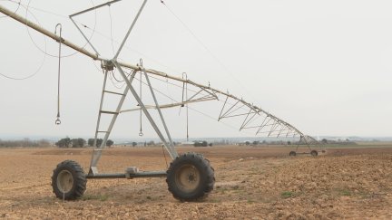 Sistema de riego en un campo afectado por la sequía.