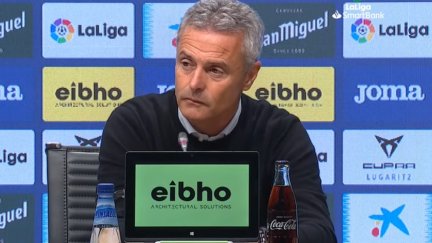 Fran Escribá, en la sala de prensa de Ipurúa.