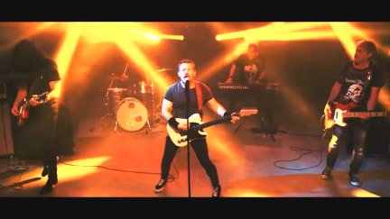 Videoclip de Tako 'Aunque nos cueste la vida'.