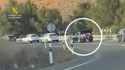 Los ocupantes del vehículo sentados en el maletero con el portón abierto. / Guardia Civil