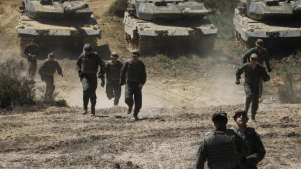 Los tanques participaron en unas maniobras en Cerro Muriano antes de su envío a Ucrania. (EFE/Salas)