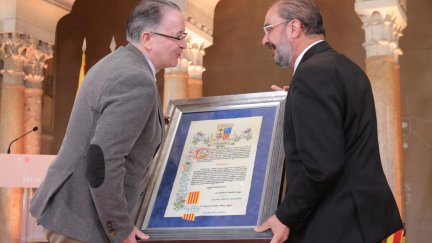 Carlos Raúl Maicas ha recogido el Premio Aragón 2023 para la revista Turia.