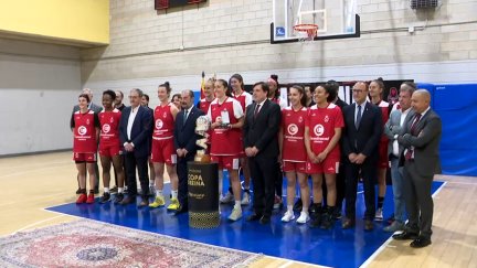 El presidente de Aragón, Javier Lambán, junto al equipo femenino Casademont en la entrega de la Medalla al Mérito Deportivo.