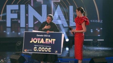 Lorena, emocionada tras ganar la segunda edición de 'Jotalent'. | CARTV