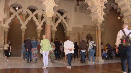 Varias personas visitando este lunes el Palacio de la Aljafería.