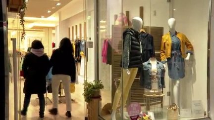 Dos personas entran en un comercio de Huesca