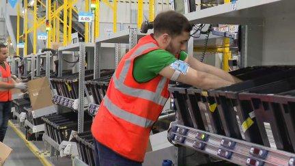Trabajadores de Amazon en el nuevo centro logístico de Plaza.