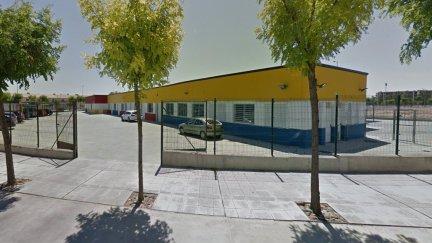 El menor fue atropellado a la salida del colegio Odón de Buen en Zuera (Zaragoza) . / Google Maps.