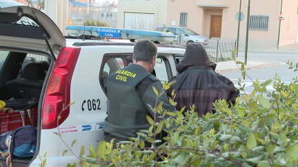 El acusado es detenido por la Guardia Civil.