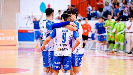 Varios jugadores del AD Sala 10 celebran un gol esta temporada.