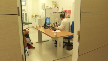 Un médico atiende a una paciente en la consulta.