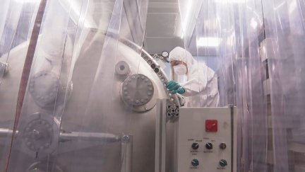 Científicos trabajando en el laboratorio subterráneo de Canfranc.