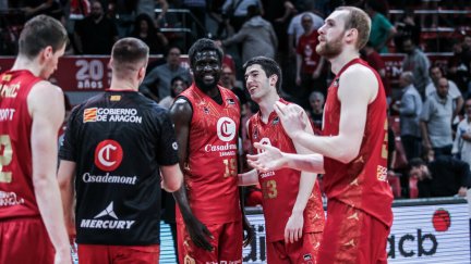 Los jugadores de Casademont Zaragoza celebran la última victoria ante el Manresa.