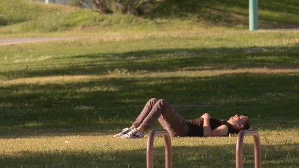 Un chico duerme la siesta durante una tarde calurosa.