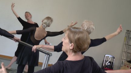 Mujeres mayores de 65 años practicando danza.