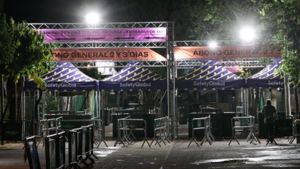 Entrada al recinto del festival tras la tormenta. / EFE
