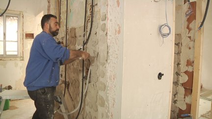 Obrero reformando una vivienda.