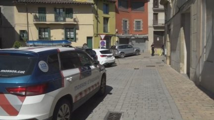 Un coche de los Mossos d'Esquadra en el lugar de los hechos. / EFE