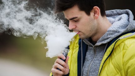 Redes sociales o la normalización de vapear entre los adolescentes./ Canva.