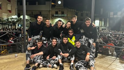 Los 'Pintakoda' en el kiosko de Pozas de la Sal con los dos trofeos ganados.