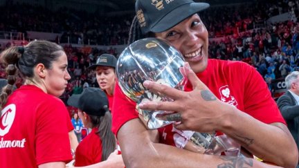 Keisha Gatling abraza la Copa de la Reina conquistada esta temporada.