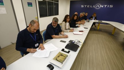 Momento de la firma del nuevo convenio entre la dirección de empresa y los sindicatos.